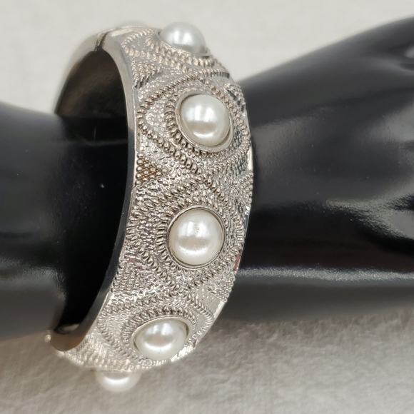 Faux Pearls on Silver Tone Hinged Bangle Bracelet - Picture 6 of 7